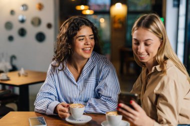 Kahve molasında olan iki meslektaşım.