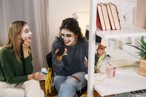 Zwei Freunde Unterhalten Sich Telefon Während Sie Gesichtsmasken Tragen — Stockfoto