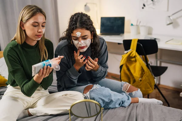 Zwei College Freunde Versuchen Gesichtsmasken — Stockfoto