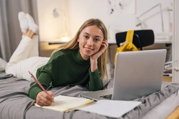 College Student Studiert Auf Dem Bett Für Die Prüfung — Stockfoto
