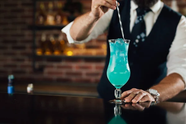 Bartenders Hand Mixes Blue Cocktail — Stock Photo, Image