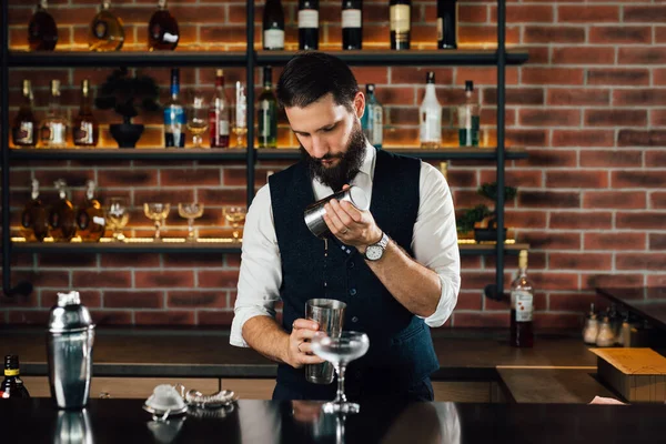 Barman Apre Shaker Con Dentro Cocktail — Foto Stock
