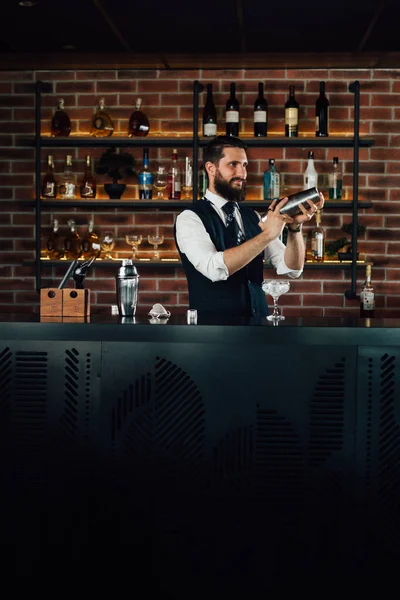 Barman Dělá Koktejl Nápoj Pomocí Třepačky — Stock fotografie