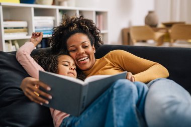 Annem kızıyla iyi vakit geçiriyor.