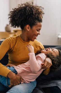 Anne ve kızıyla eğlenceli aile zamanları.