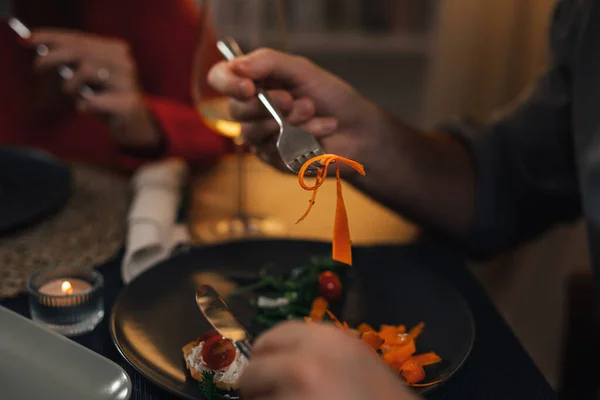 Hombre Usa Tenedor Para Recoger Zanahoria Del Plato —  Fotos de Stock