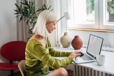 Güzel genç bayan evden çalışıyor, serbest çalışıyor.