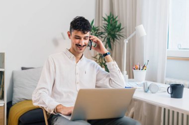 Genç işadamı telefon görüşmesi yapıyor.