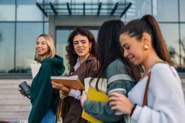 Dersten sonra takılan arkadaşların yan görüntüsü