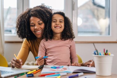 Mutlu aile çizim yaparken gülümsüyor