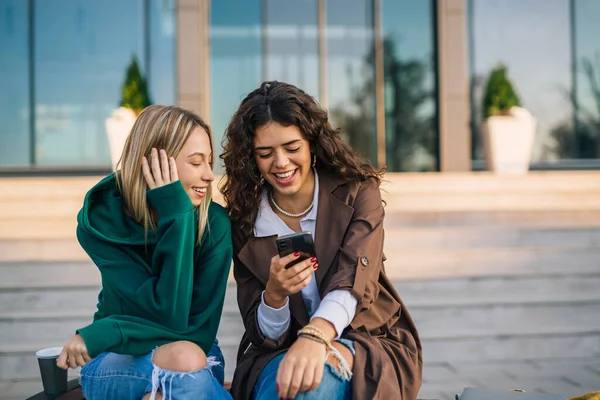 Dwóch Szczęśliwych Kolegów College Patrzy Smartfon — Zdjęcie stockowe