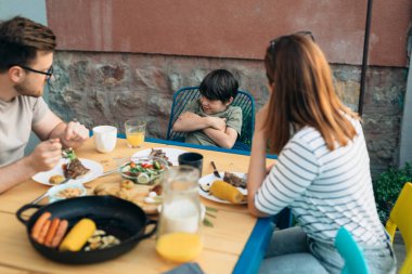 Şımarık çocuk et yemek istemiyor.