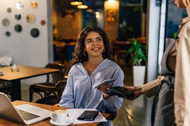 İş kadını faturasını hiç irtibatsız ödüyor.