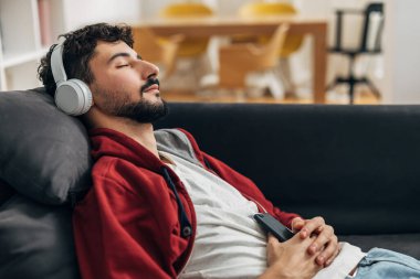 Adam kanepede uyuyakaldı.