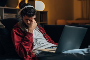 Yorgun serbest çalışan biri geceleri evden çalışır.