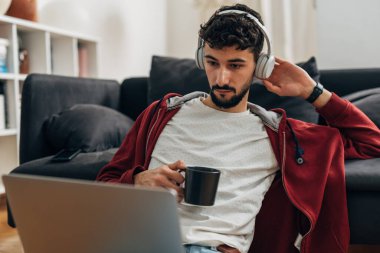 İş adamı çevrimiçi toplantıya katılıyor