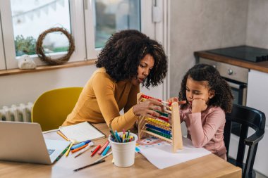 Annem kızına saymayı öğretmek için abaküs kullanıyor.