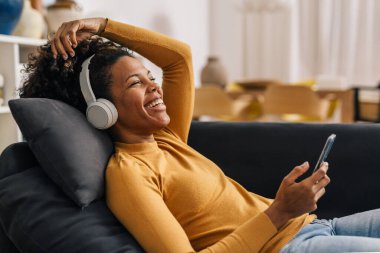 Karışık ırk kadınları şarkıdan hoşlanır.