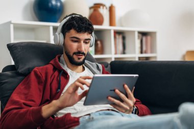 Genç işadamı konferans videosu çekiyor.