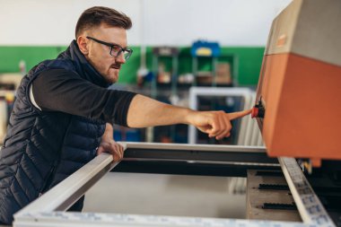 İnsan makineyi çalıştırmak için bir düğmeye basar