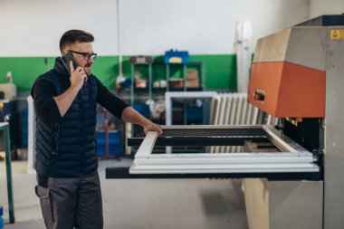 Pencere ve kapılar için PVC çerçeve üreten PVC endüstri işçisi