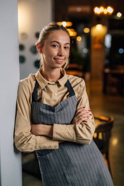 Restoranda part-time çalışan genç bir garson. Portre