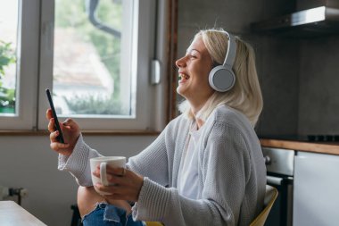 Genç kadın görüntülü konuşma sırasında konuşuyor ve gülüyor.
