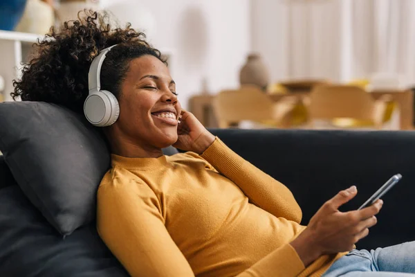 African American Woman Enjoys Listening Music Home — Stock Photo, Image