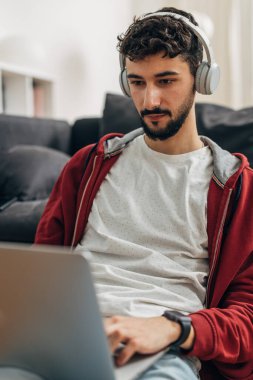 Genç bir serbest çalışan evden online olarak çalışıyor.