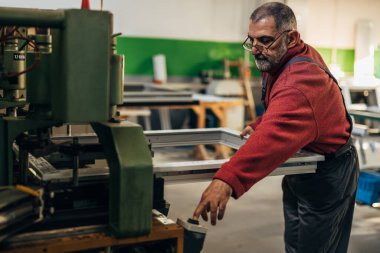Olgun adam, PVC endüstrisinde bir düğmeye basar.