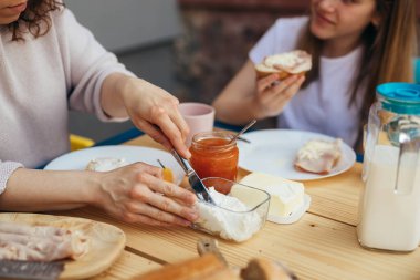 Masadaki kahvaltı manzarasını kapat.