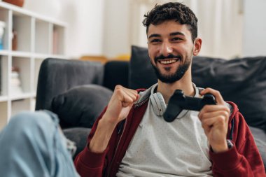 Mutlu genç adam oyunu kazandı.