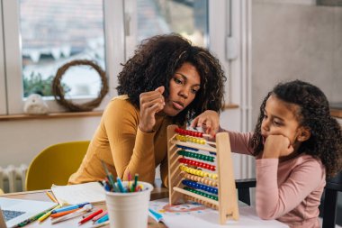 Küçük kız annesinin yardımıyla saymayı öğreniyor.