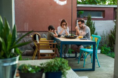 Aile öğle yemeğinden önce dua eder.