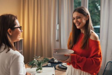 İki arkadaş bir akşam yemeği için masal hazırlıyorlar.