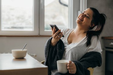 Güzel esmer güzel bir telefon görüşmesi yaptı.