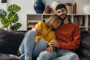 Kanepede dinlenen sevgi dolu bir çiftin önü.