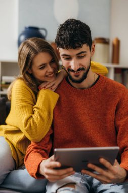 Mutlu genç çift tablet kullanma