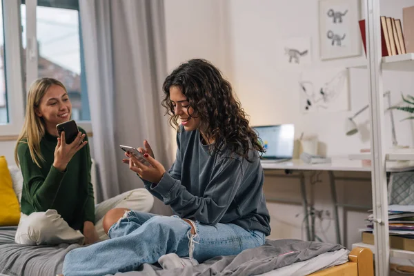 Two Friends Use Phones Bed — Stockfoto