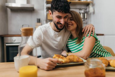 Mutlu çift birlikte kahvaltı yapıyor.