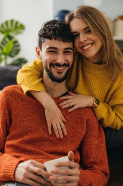 Kafkasyalı güzel bir çiftin ön görüntüsü.