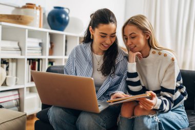 İki arkadaş evde birlikte okuyorlar.