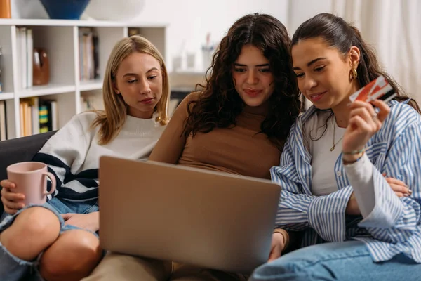 Friends Spend Free Time Online Shopping — Stock Photo, Image