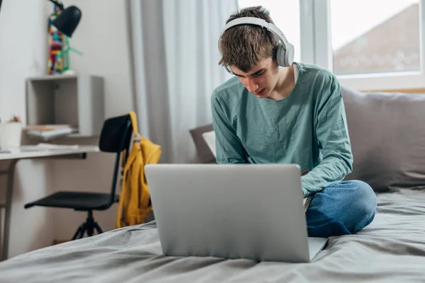 Genç Çocuk Dizüstü Bilgisayarıyla Yatakta Oturuyor — Stok fotoğraf