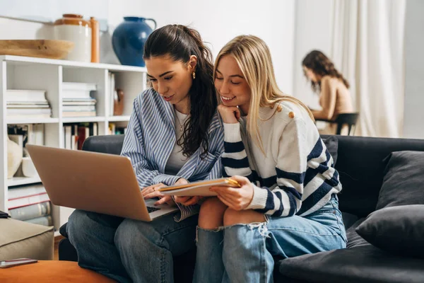 College Friends Doing Some Research Laptop — Stock Photo, Image