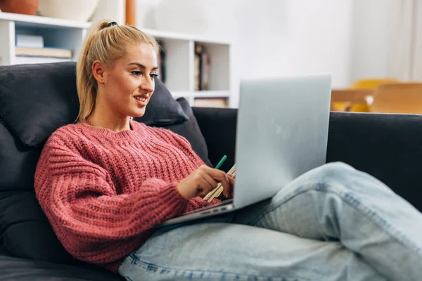 Beautiful Blond Woman Working Her Laptop — Stock Photo, Image
