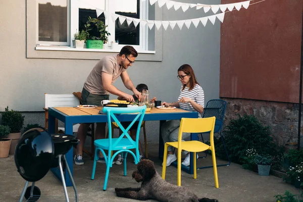 Family Serves Lunch Backyard — Stok fotoğraf