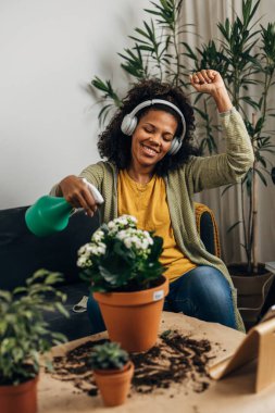 Bir kadın pantolonuyla ilgilenmeyi sever.