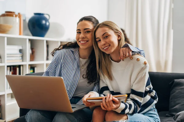 Two Close Friends Study Together Look Camera — Stock Photo, Image