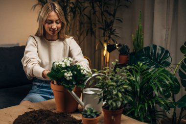 Genç çiçekçi pantolonla çalışmayı sever.